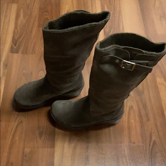 Crocs brown suede mid-calf boots - Picture 2 of 16